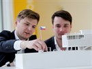 Michal Kritof (vlevo) a Ondej Chybík ukázali model svého pavilonu pro Expo...