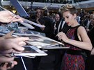 Scarlett Johanssonová se podepisuje fanouškům na londýnské premiéře Avengers:...