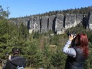 Turist mohli sledovat dalekohledem hnzdn sokol v Teplickch skalch na...