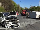 Ve Spoilovské ulici v Praze se srazilo auto s dodávkou