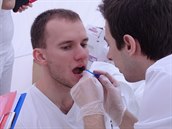 Studenti stomatologie v rámci akce vysvětlují, jak si mají lidé správně čistit...
