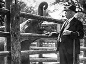 Profesor Jiří Janda se slonem Babym, který přišel do zoo v červenci 1933.