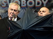 Prezidenta Miloše Zemana musely na Albertově krýt deštníky.
