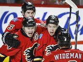 Sean Monahan, Ji Hudler, Johnny Gaudreau a Dennis Wideman (zleva) slav gl...