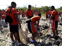 lenové filipínské pobení stráe sbírají odpad v mokadách Freedom Island,...