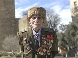 Allakhverdi Alijev, 92, na snímku ped Panenskou ví v ázerbájdánském Baku....