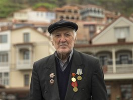 Giorgi Gozalivili, 88, na snímcích z historické ásti gruzijského Tbilisi a ze...