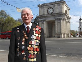 Jurij Parul, 89, na snímcích z moldavského Kiinva a svého domova. Parul...