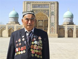 Devadesátiletý Uzbek Uzokboj Akhrajev pózuje na námstí Khast Imam v Takentu a...