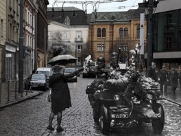 Žena zdraví v plzeňské Goethově ulici jeden z prvních jeepů 16. obrněné divize....