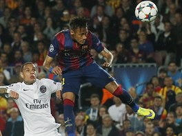 Brazilsk tonk Neymar z Barcelony hlavikuje na brnu Paris St. Germain ve...