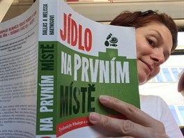 Den šestý: jízdu tramvají využívám k louskání knihy o paleo stravě a Whole30 Den šestý: jízdu tramvají využívám k louskání knihy o paleo stravě a Whole30