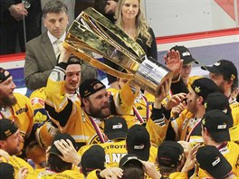Kapitán Michal Trávníek obklopený litvínovskými hokejisty drí Masarykv pohár.