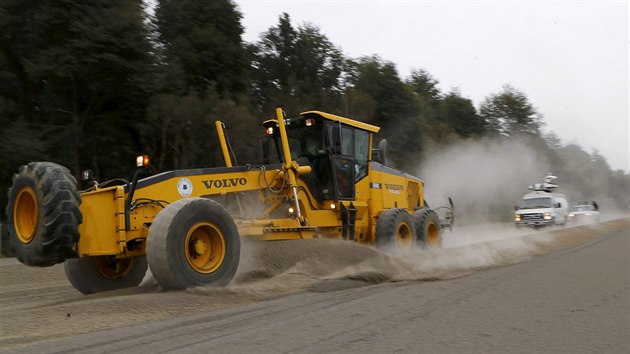 Silnice jsou pokryt vrstvami popela. (25. dubna 2015)