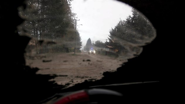 Silnice jsou pokryt vrstvami popela. (25. dubna 2015)