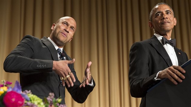 Prezident Barack Obama a komik Keegan-Michael Key, kter pedstavuje Luthera, pekladatele prezidentova vzteku bhem veee s novini v Blm dom. (26. dubna 2015)