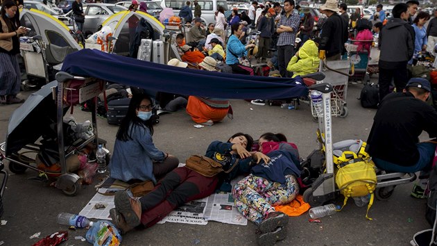 Lid ekaj v provizornch podmnkch na evakuaci ze zem. (26. dubna 2015)