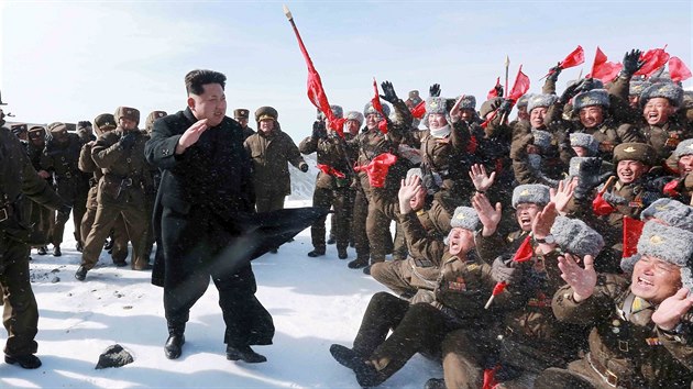 Naden severokorejt vojci zdrav Kim ong-una (19. dubna 2015)