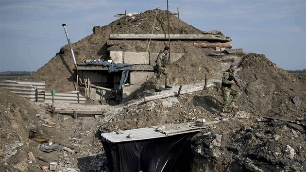 Zkopy ukrajinskch vojk u vesnice Lebedynske (18. dubna 2015)