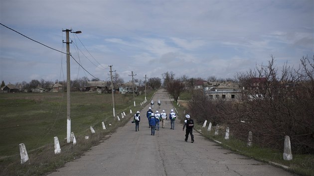 Pozorovatelé OBSE v Šyrokyne (18. dubna 2015)
