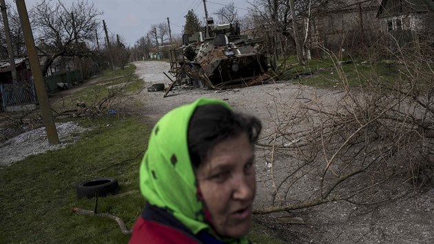 Zničený ukrajinský transportér v ulicích vsi Šyrokyne (18. dubna 2015)