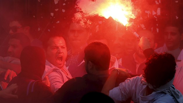 Na khirsk univerzit vypukly ped verdiktem nad svrenm prezidentem Mursm nepokoje organizovan Muslimskm bratrstvem (19. dubna 2015)
