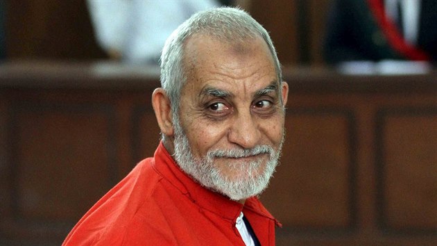 Vdce egyptskho Muslimskho bratrstva Mohamed Badie u soudu (20. dubna 2015)