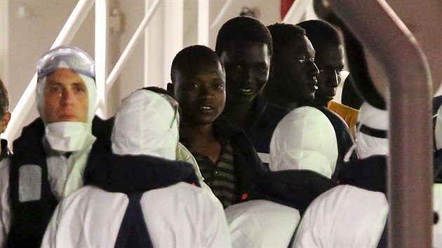 Uprchlci, kte peili ztroskotn paerck lodi u beh Libye (20. dubna 2015)