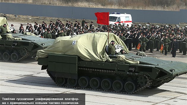 Bojov vozidlo rusk pchoty Armata s automatickm rychlopalnm kannem re 30 milimetr.