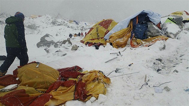 Pohled do zkladnho tbora pod Mount Everestem (26. dubna 2015)