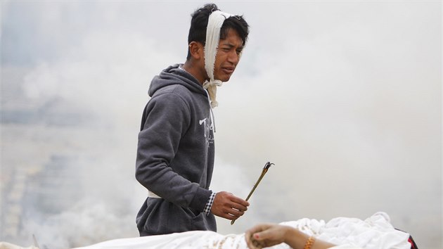 Pohřební rituály za oběti zemětřesení v nepálském Bachtapúru (26. dubna 2015)