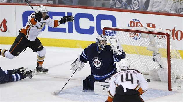 Ondej Pavelec máchl lapakou naprázdno, pekonal ho Emerson Etem (vlevo)....