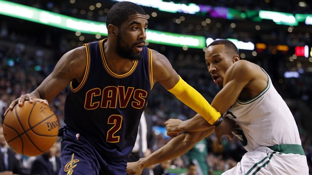 Kyrie Irving (vlevo) z Clevelandu se dere pes brncho Averyho Bradleyho z Bostonu.