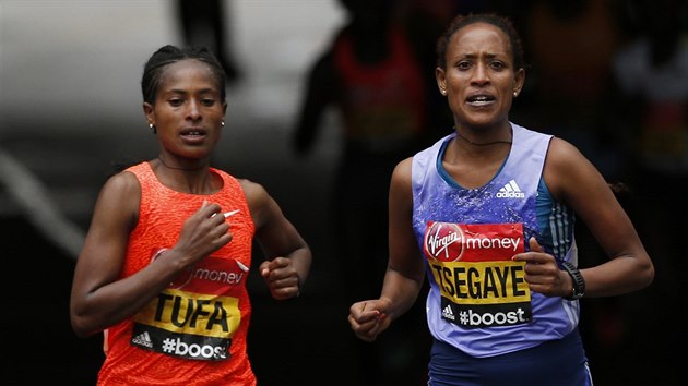 Vtzka Londnskho maratonu Tufaov (vlevo) a jej krajanka Tsegayeov.