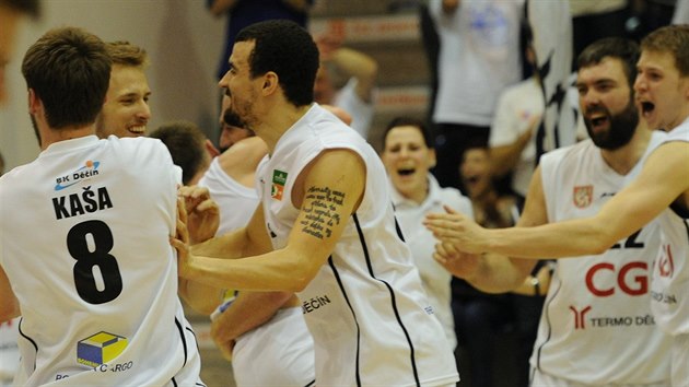 Obrovsk radost dnskch basketbalist po vhe nad Prostjovem.