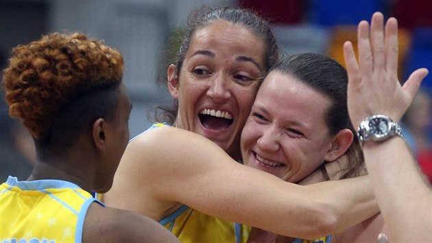 Basketbalistky USK slaví zisk českého titulu. Terezu Vyoralovou (vpravo) objímá Laia Palauová.