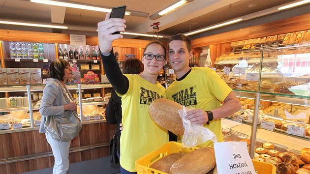 Do prodejny na litvínovském náměstí si fanoušci od rána chodí s „hokejovým chlebem“ fotit selfíčka.