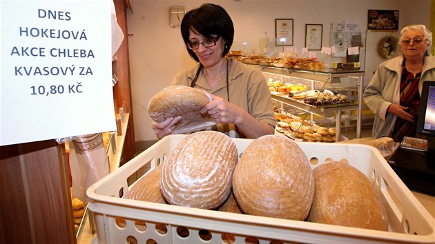 V prodejně na litvínovském náměstí se bochník chleba z místní pekárny prodává díky výhře Litvínova za 10,80 Kč.