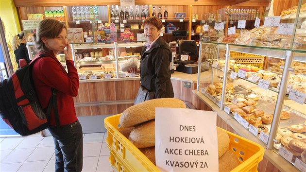 V prodejn na litvnovskm nmst se bochnk chleba z mstn pekrny prodv dky vhe Litvnova za 10,80 K.