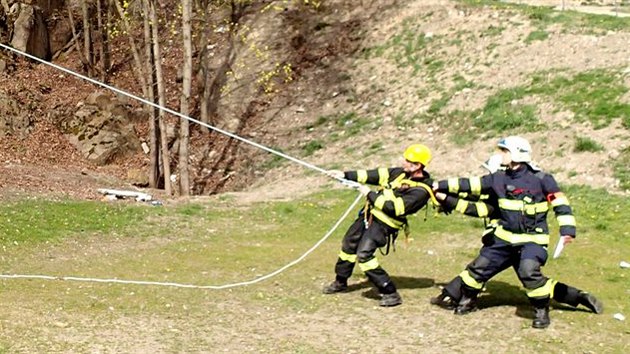 Karlovart hasii zachraovali dvku, kter vylezla na sklu, ale neumla slzt zptky na zem.