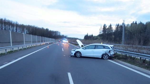 Dopravn nehoda dvou aut uzavela v nedli veer rychlostn silnici z Chebu do Karlovch Var.