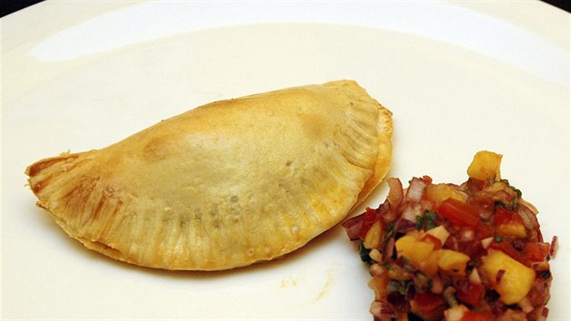 Tatiky empanadas se servruj napklad se salsou.