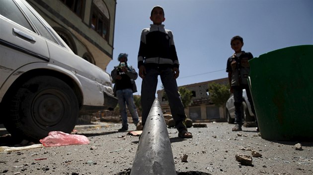 Chlapec stoj u dlosteleckho grantu v Sanaa (21. dubna 2015).