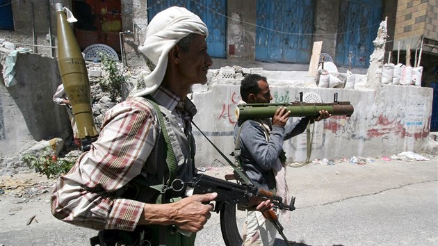 lenov Lidov rady odporu zaujmaj pozice v boji s Htovci v Taizzu (21. dubna 2015).