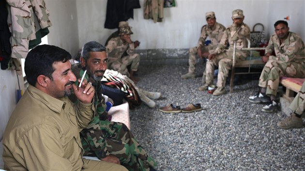 Nazan Sachar (vlevo s cigaretou) vede sunnitsk bojovnky svho kmene v boji proti Islmskmu sttu (20. dubna 2015).