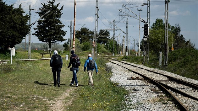 Syrt uprchlci prv dorazili na sever ecka, odkud se vydvaj do Makedonie (21. dubna 2015).