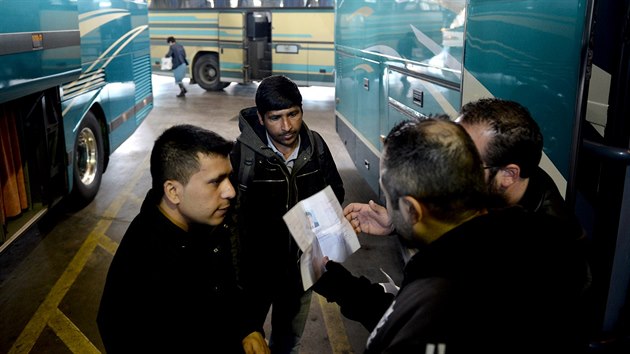 Zamstnanci autobusov spolenosti v ecku kontroluj dokumenty blzkovchodnch migrant, kte chtj cestovat na sever zem, odkud zejm zam do Makedonie (21. dubna 2015).