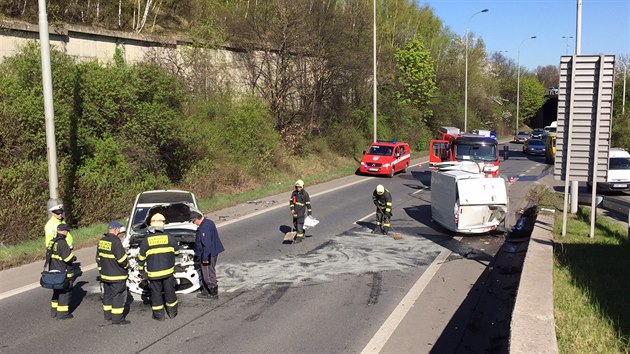Pi nehod dvou aut ve Spoilovsk ulici skonila dodvka na boku. Na mst zasahovali tak hasii. (21.4.2015)