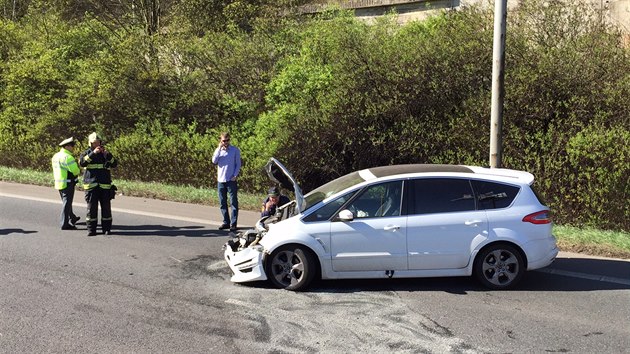 Pi nehod dvou aut ve Spoilovsk ulici skonila dodvka na boku. Na mst zasahovali tak hasii. (21.4.2015)