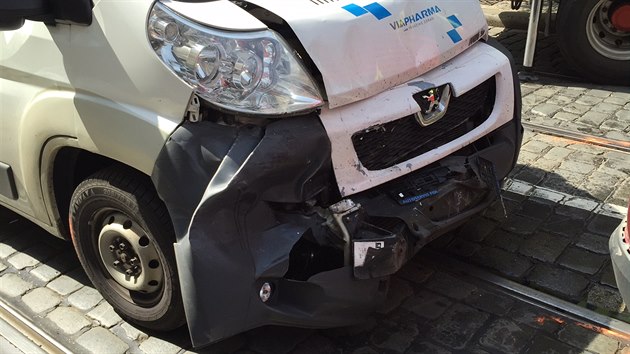 Tramvaj na praskm jezd nabourala tyi auta (27.4.2015)